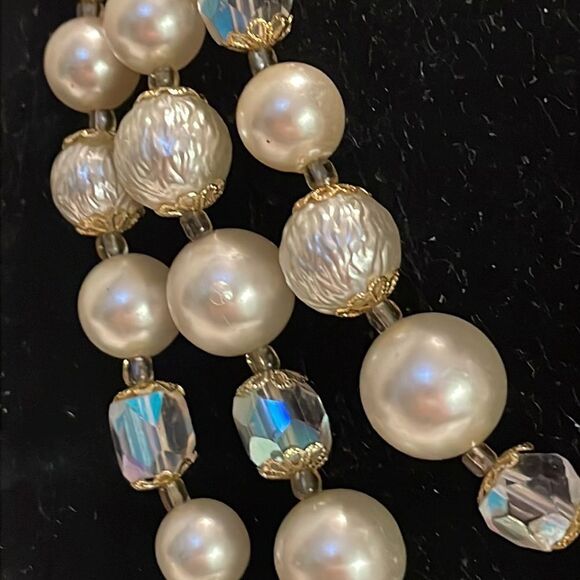 Vintage 1950s triple strand golden golden netted simulated white pearls necklace - Picture 9 of 14